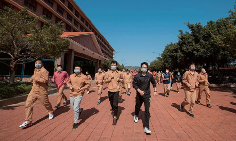 組織“跑在陽光下，跑進(jìn)健康里”體育活動